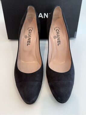 CHANEL Black Suede Pumps